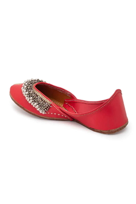 Red Juttis