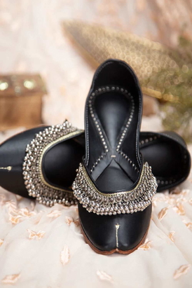 Black Juttis