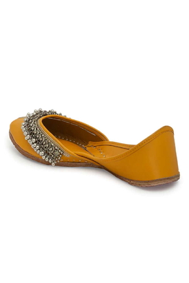 Yellow Juttis