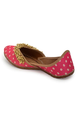  Pink Juttis
