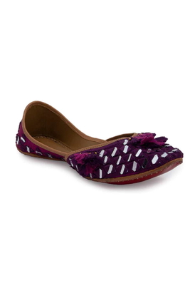 Purple Juttis