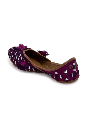 Purple Juttis